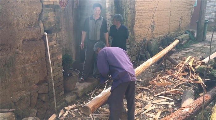 北墘村民在修缮博物馆.jpg
