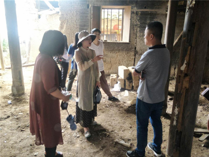 阳光师生在改建黄酒品牌展示馆现场.jpg