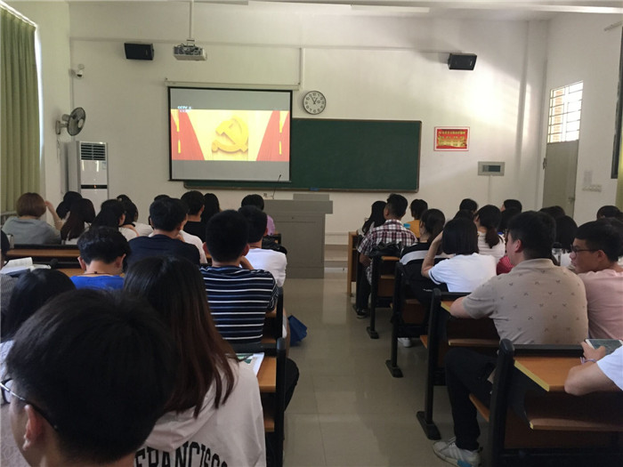 人文与传播学院党总支组织观看《厉害了我的国》照片2.jpg