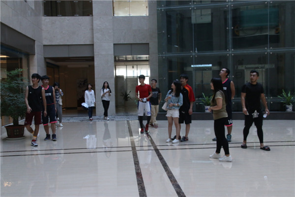 参观学院图书馆中堂壁画.jpg