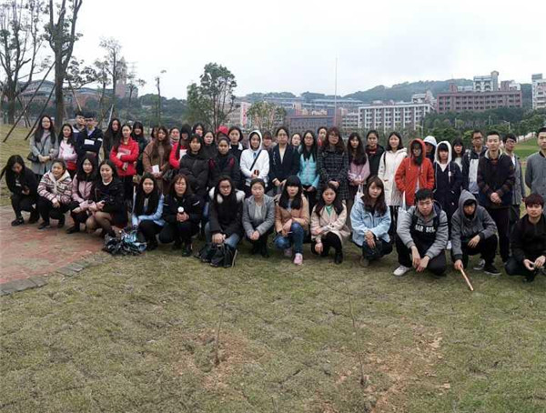 同种植的三棵小树苗合影留恋.jpg