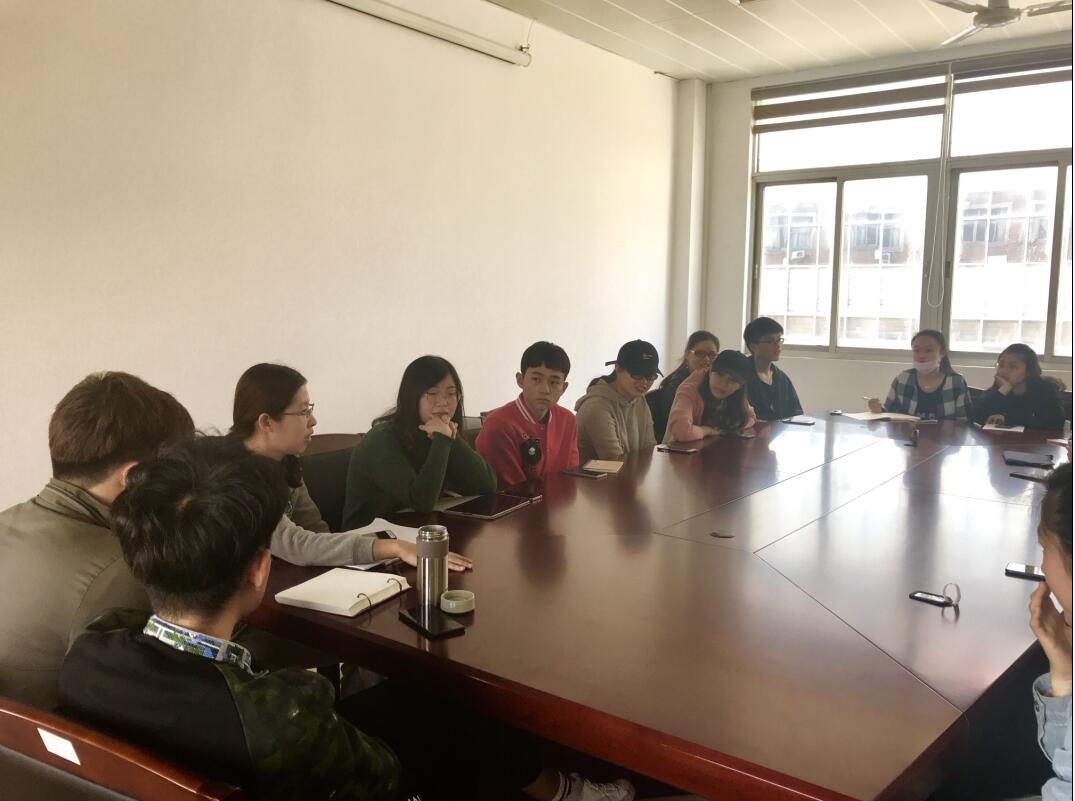 人文与传播学院召开考研交流会1.jpg